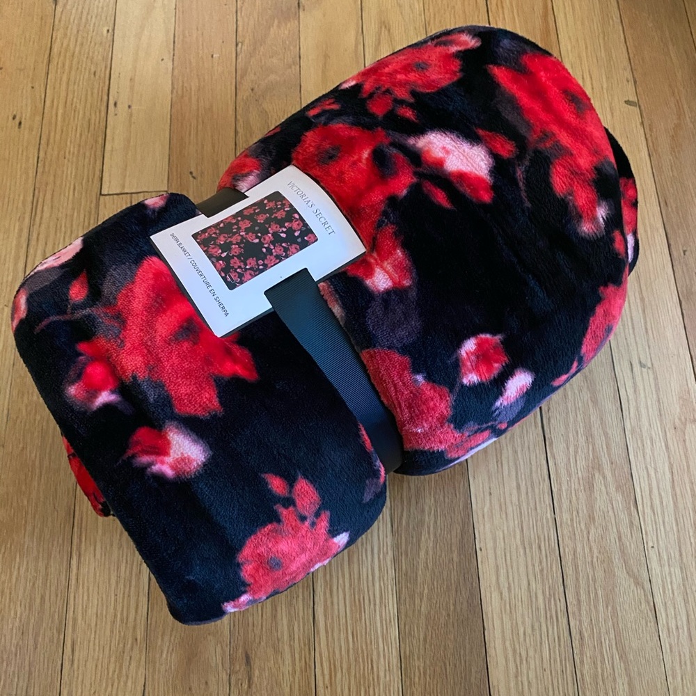 NEW VICTORIA SECRET SHERPA BLANKET WITH FLOWERS